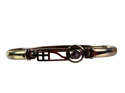 Lot 351 - AMETHYST AND GOLD BANGLE