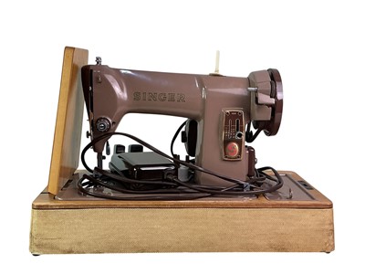 Lot 573 - SINGER SEWING MACHINE
