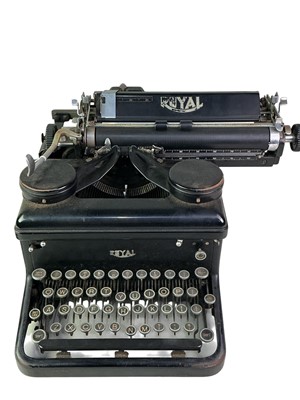 Lot 499 - VINTAGE ROYAL TYPEWRITER