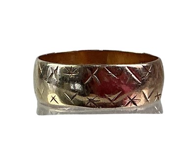 Lot 605 - GOLD WEDDING BAND